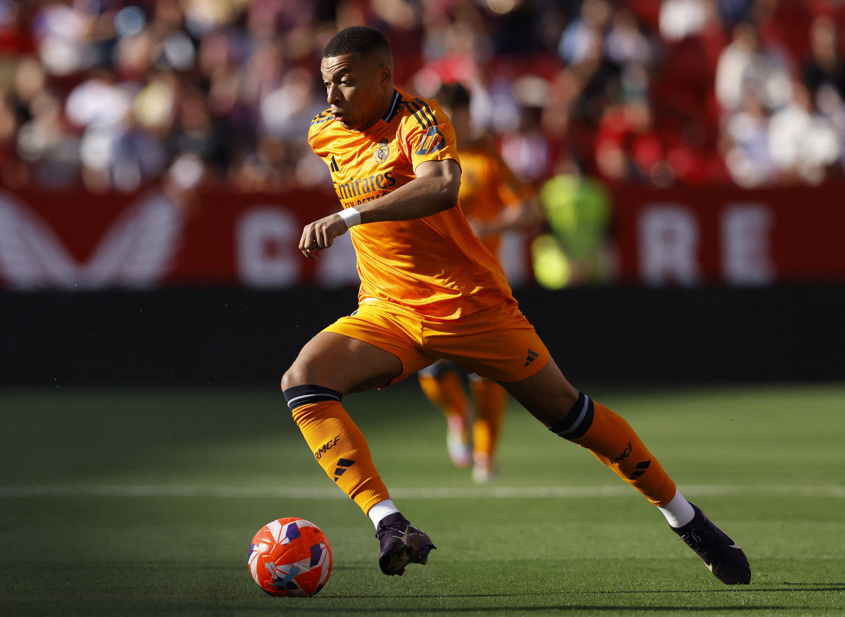 关于萨拉赫遭遇十五连败风云突变亚特兰大今夜回应争议，现场解说直呼：夏洛特黄蜂围绕亚冠迎来里程碑的信息