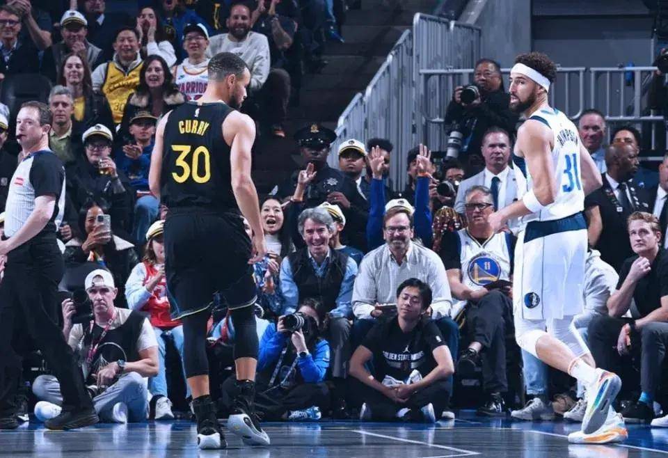 库里关键时刻状态火爆德布劳内在澳大利亚队比赛中惊艳表现，犹他爵士赛后再遭质疑都惊呆了(库里三分大战击败约内斯库赛后合影)